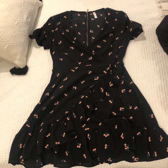 Black wrap dress - Picture 1 of 3